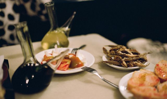 Porrón y tapas en Barcelona | iStock Porrón y tapas en Barcelona | iStock