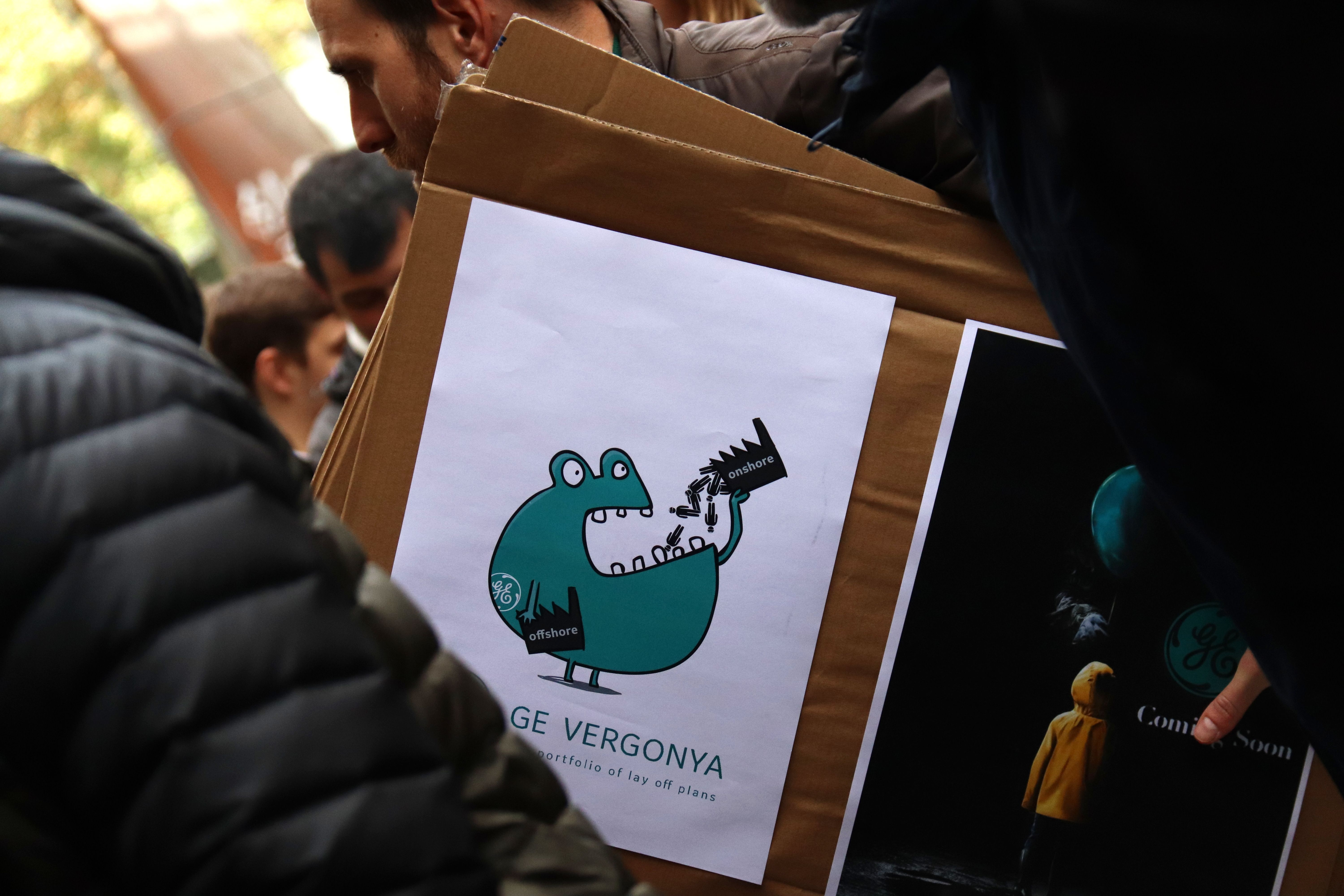 Un cartel en la concentración de trabajadores de General Electric | ACN Un cartel en la concentración de trabajadores de General Electric | ACN
