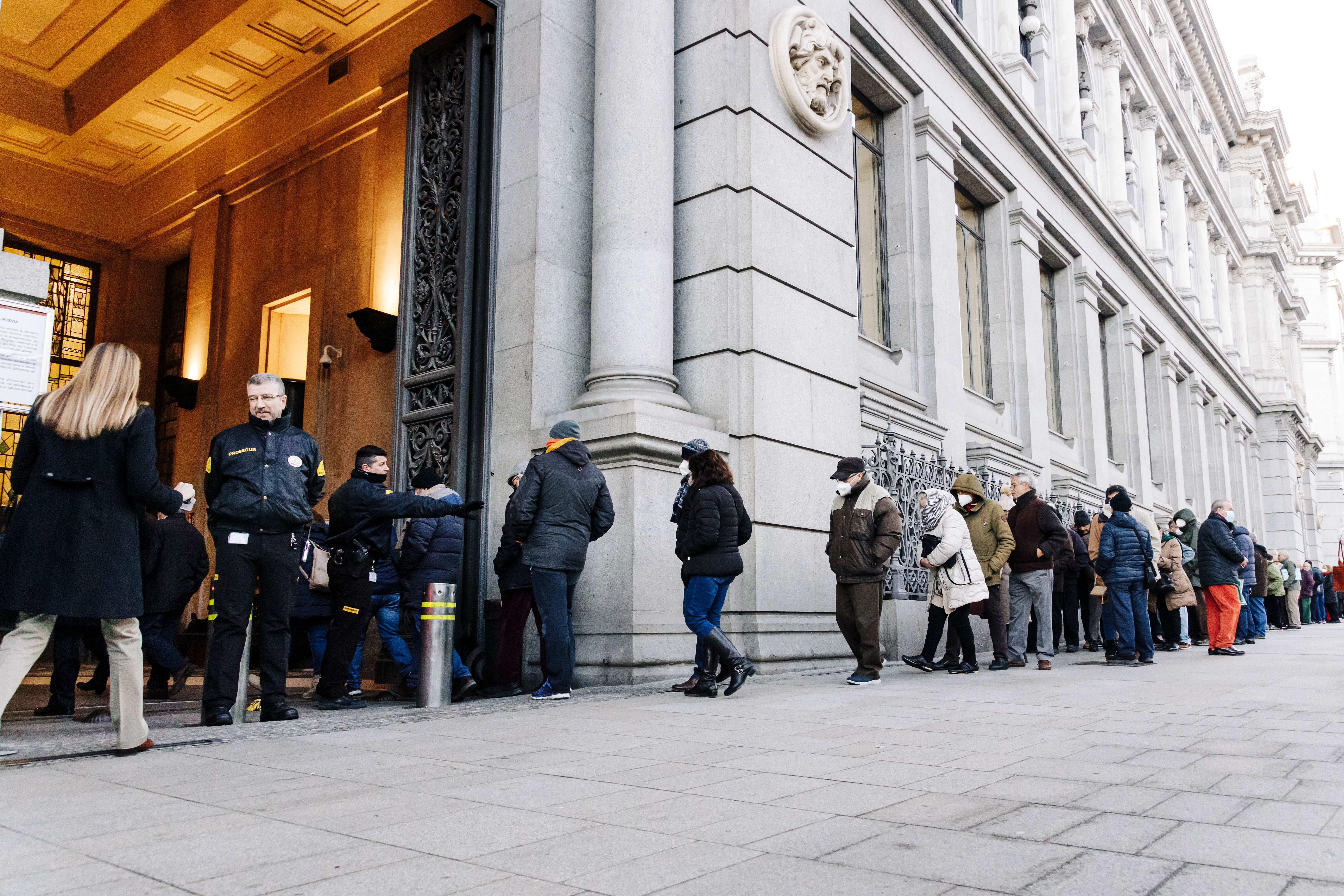 Persones fent cua davant del Banc d'Espanya per contractar Lletres del Tresor | Europa Press