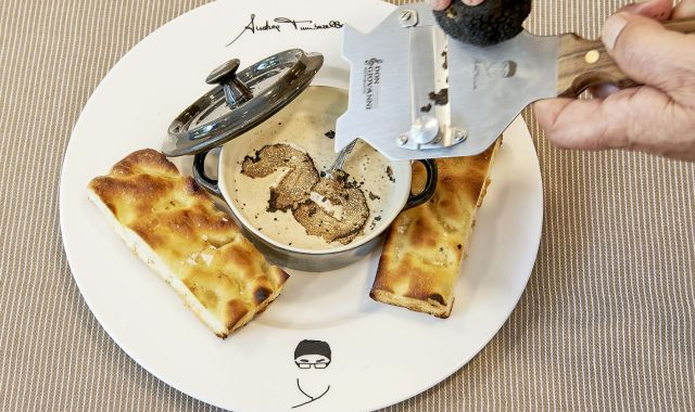 El uovo millesimé (rovell d'ou de corral, caviar de tòfona, làmines de tòfona i crema de boletus) | Cedida