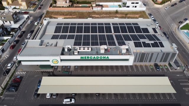 Cubierta con paneles solares en una tienda de Mercadona | Cedida