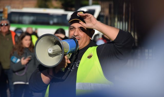 El portaveu d'Élite Taxi, Tito Álvarez, durant una assemblea de taxistes | ACN