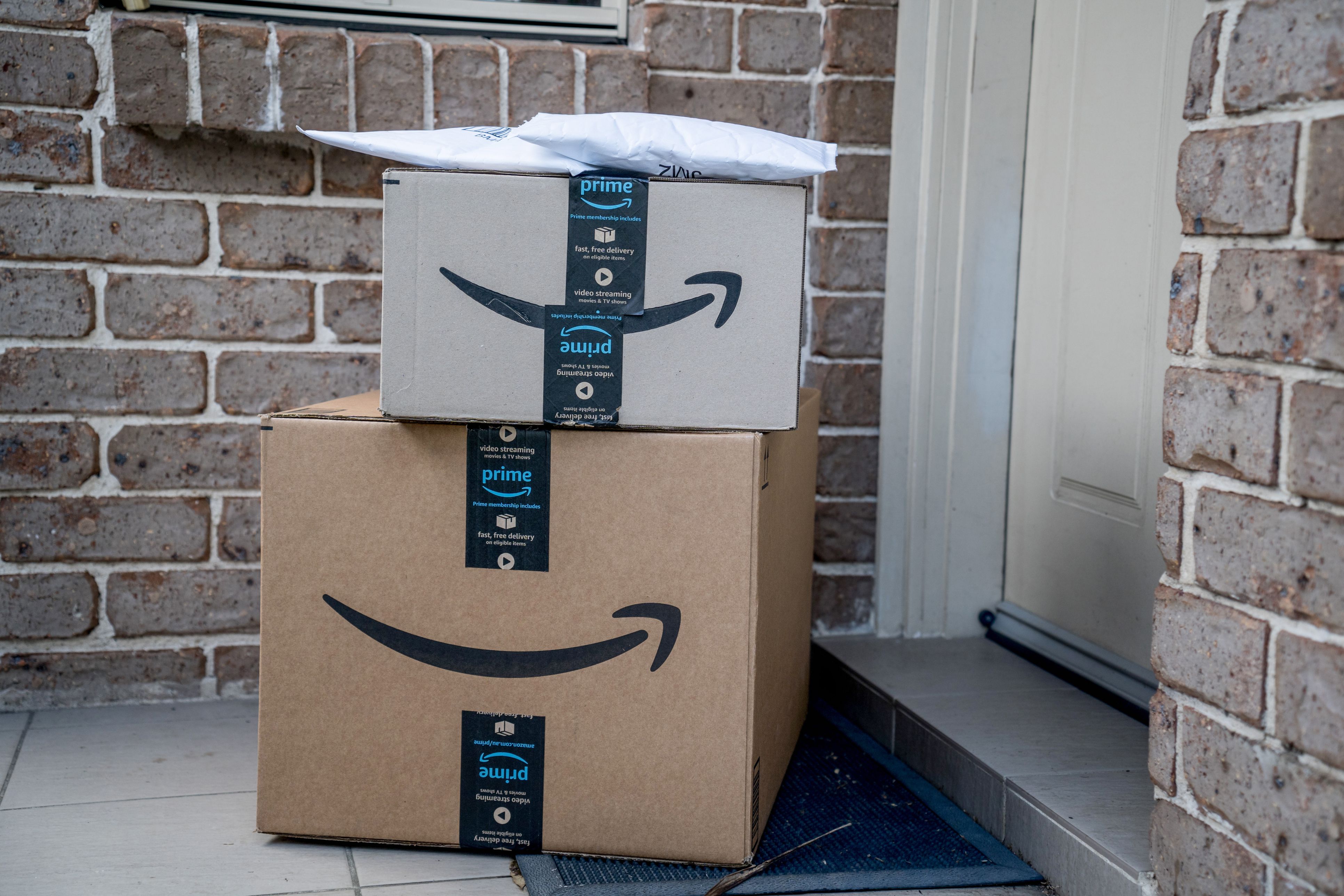Imagen de dos cajas de Amazon | iStock Imagen de dos cajas de Amazon | iStock
