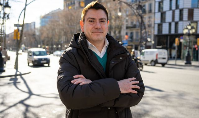  Òscar Oliver en una imagen en el Paseo de Gracia de Barcelona. Actualmente, ejerce de consultor aeroportuario y de profesor de la UPC | Carolina Santos