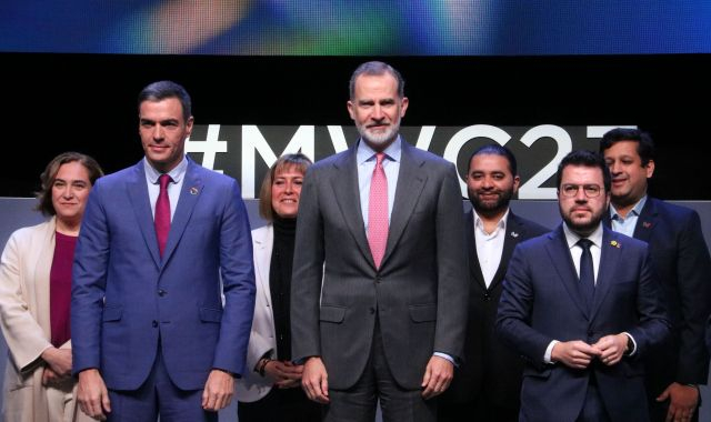 El president del govern espanyol, Pedro Sánchez; el rei Felip VI; i el president de la Generalitat, <apertium-notrans>Pere Aragonés</apertium-notrans>, durante una foto de familia en uno de los auditorios del MWC 2023 | ACN