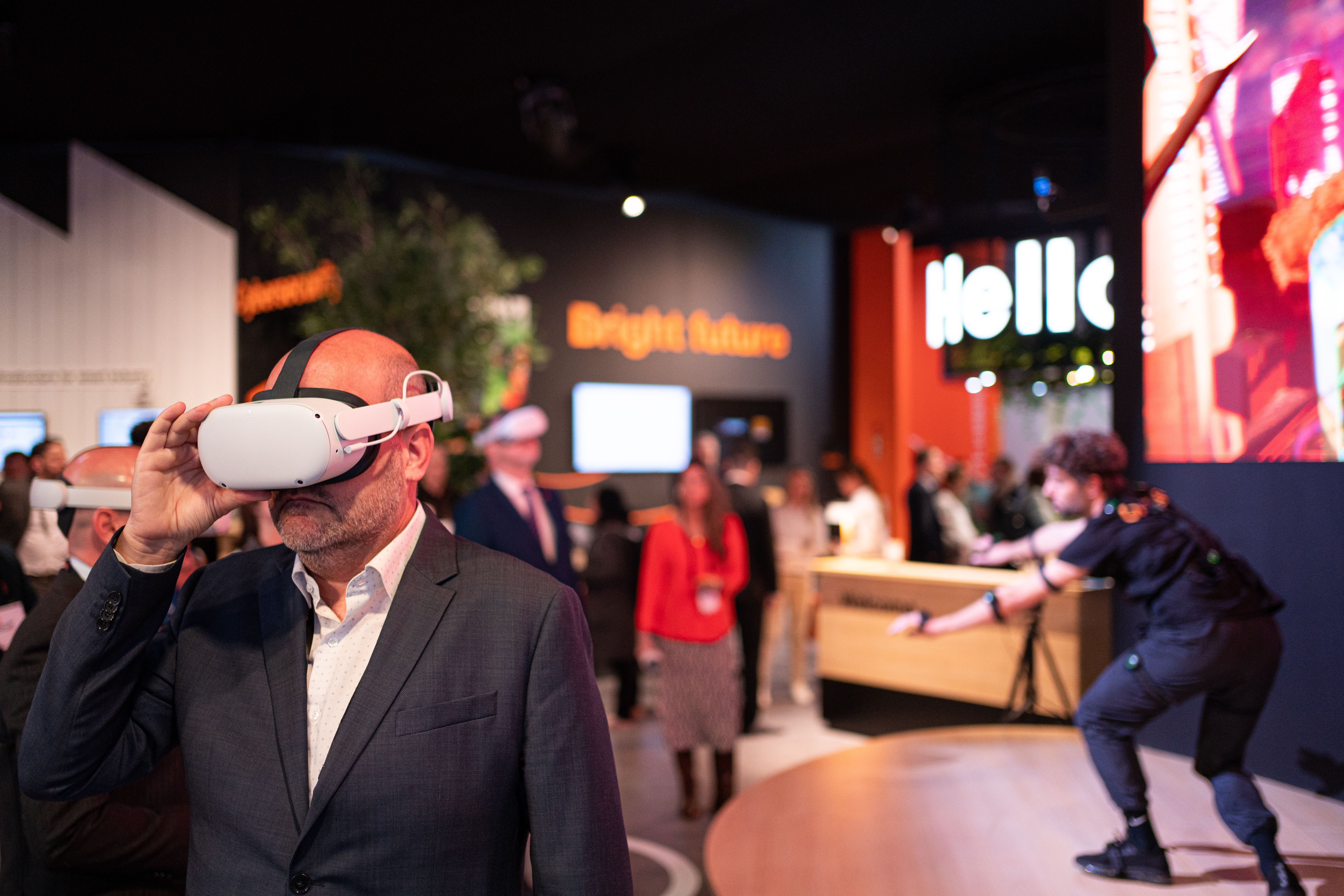 Un visitante prueba las gafas de realidad virtual en el stand de Orange Un visitante prueba las gafas de realidad virtual en el stand de Orange