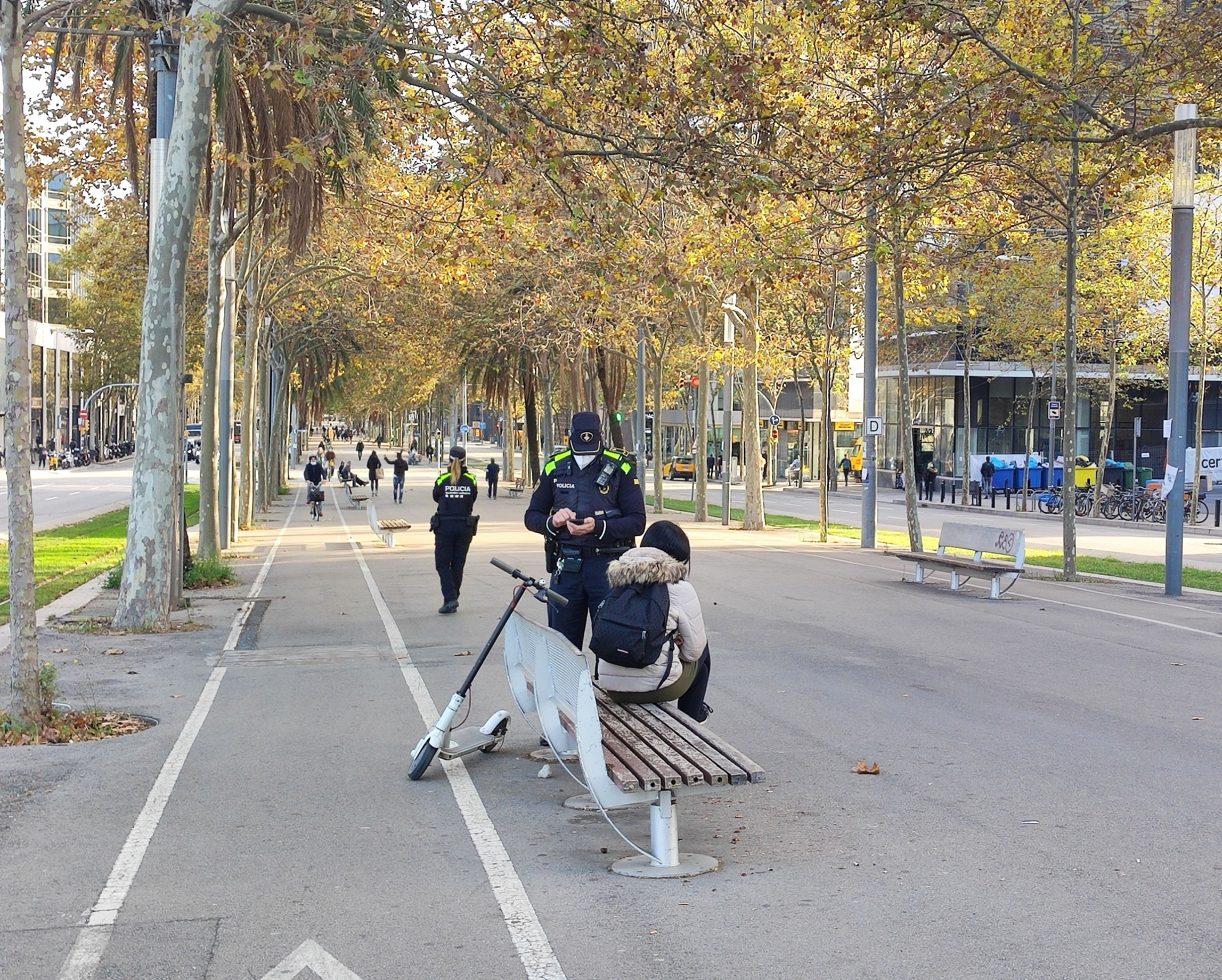 Un agent de la Guàrdia Urbana multa una usuària de patinet elèctric a Barcelona | Europa Press Un agent de la Guàrdia Urbana multa una usuària de patinet elèctric a Barcelona | Europa Press