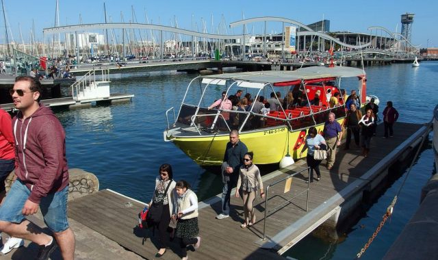 turistes al port baixant duna embarc