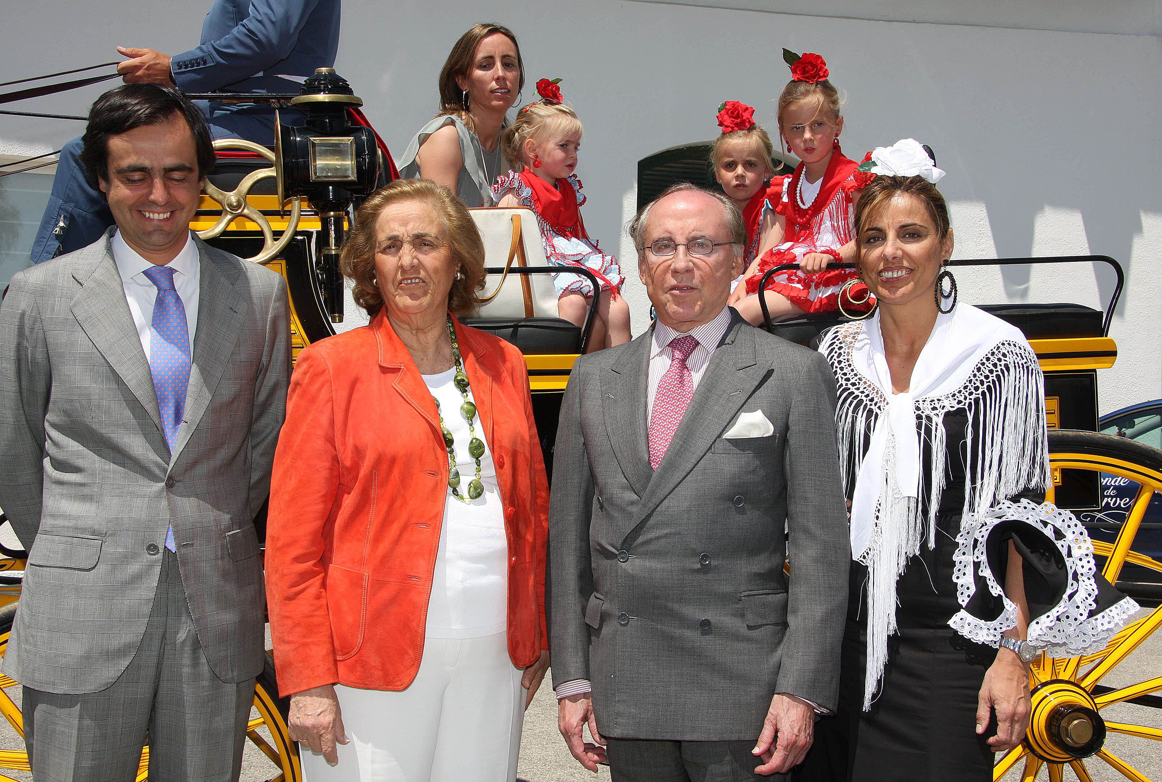 José María Ruiz Mateos y Teresa Rivero con parte de su numerosa familia en la Feria de Jérez de la Frontera de 2008 | Europa Press José María Ruiz Mateos y Teresa Rivero con parte de su numerosa familia en la Feria de Jérez de la Frontera de 2008 | Europa Press
