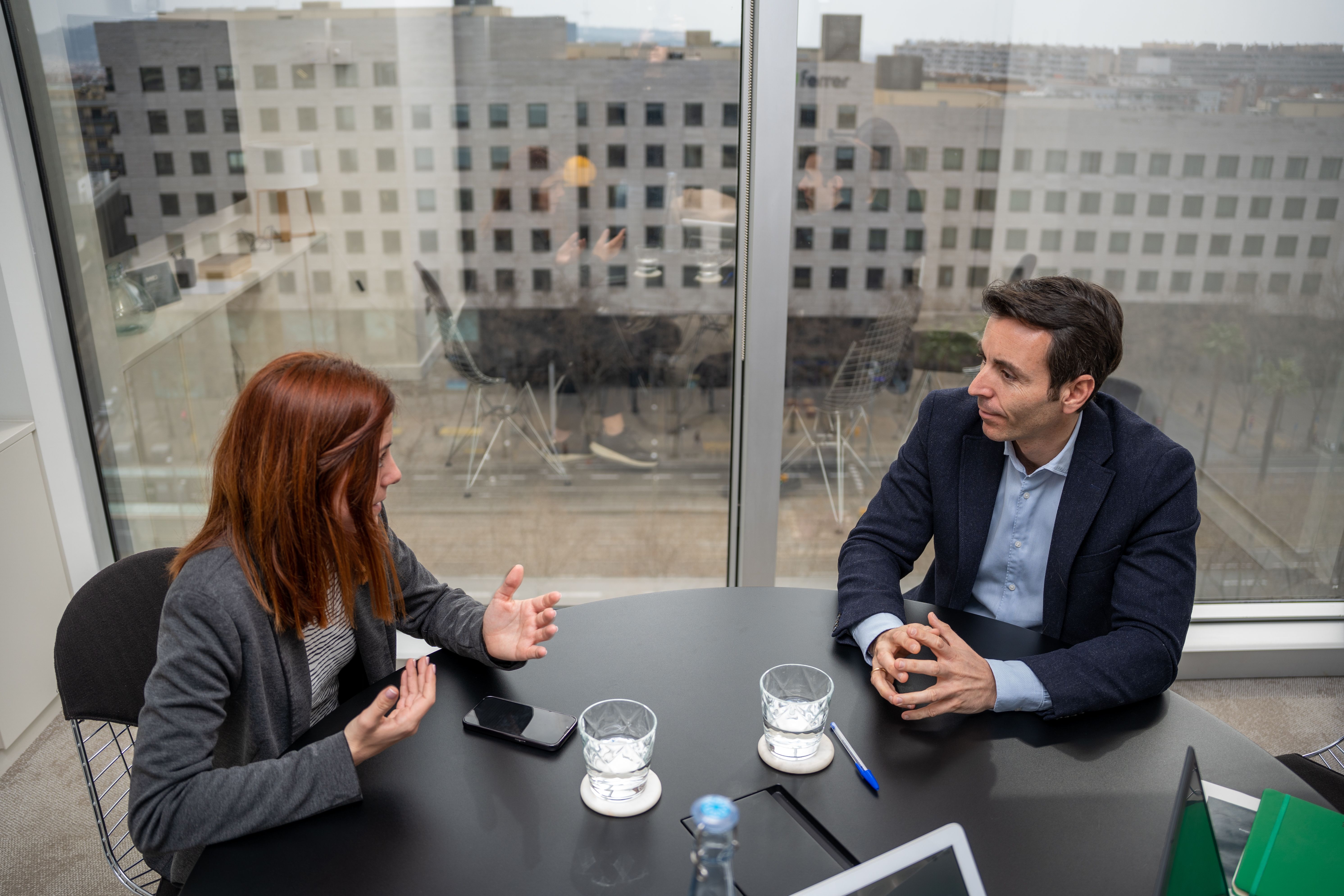 Entrevista a Xavier Güell, en las oficinas de CBRE Barcelona, con la Illa Diagonal de fondo | Carolina Santos