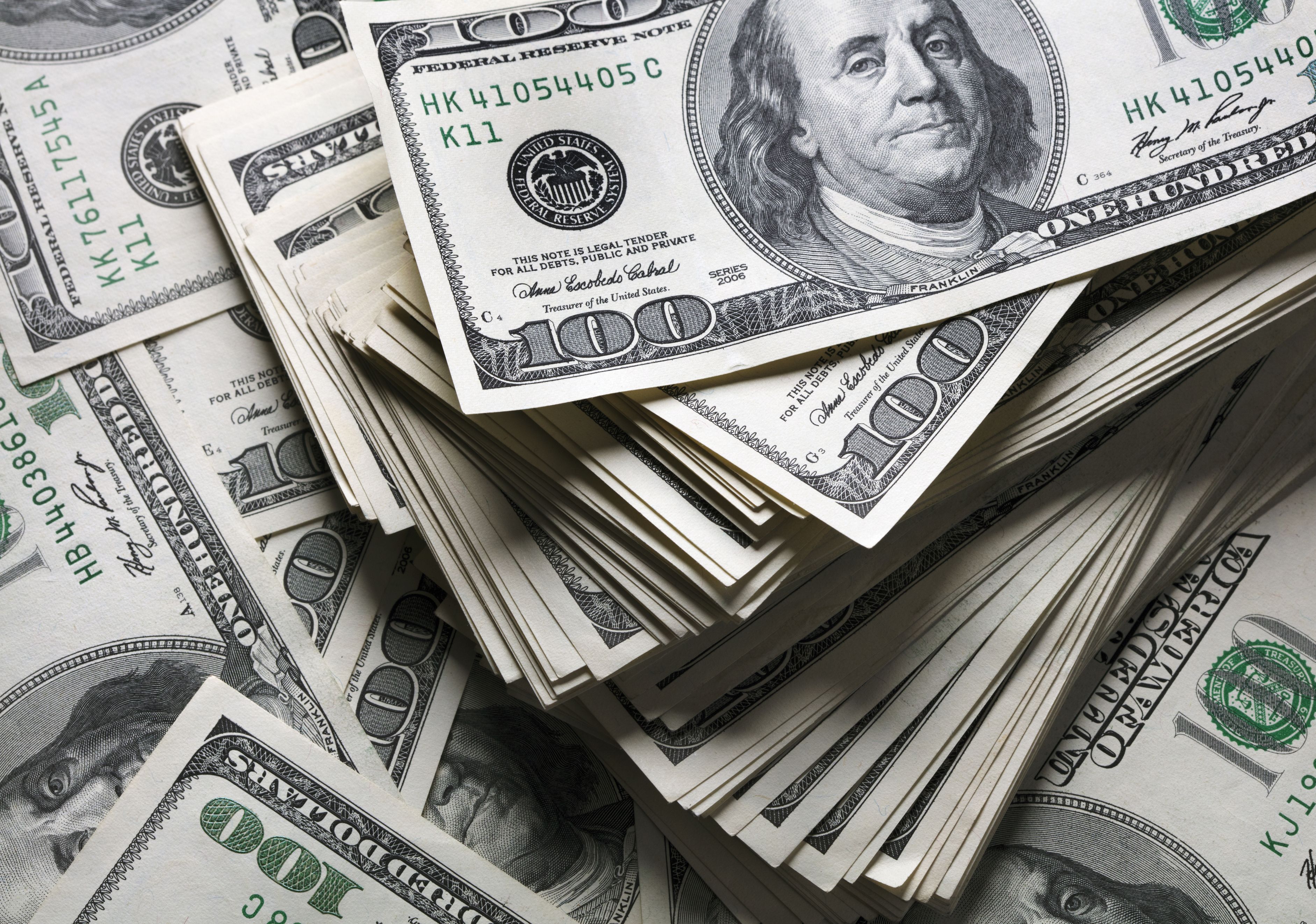 Pila de bitllets de cent dòlars | iStock Pila de bitllets de cent dòlars | iStock
