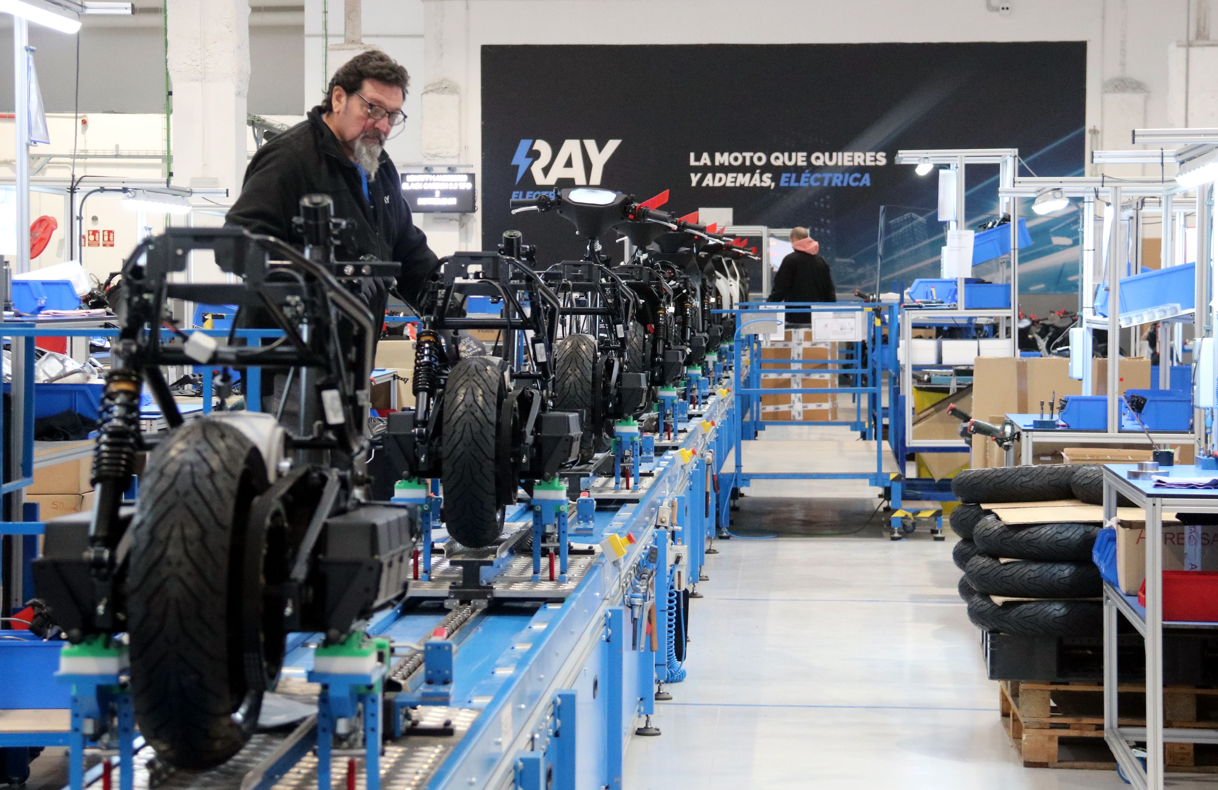 Cadena de muntatge de la fàbrica de Ray Electric Motors a Sant Joan Despí | ACN Cadena de muntatge de la fàbrica de Ray Electric Motors a Sant Joan Despí | ACN