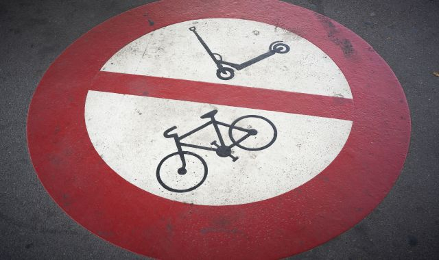 Senyal de prohibició de patinets i bicicletes | iStock