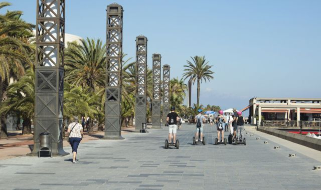 Grupo de personas circulando con Segways en Barcelona | iStock