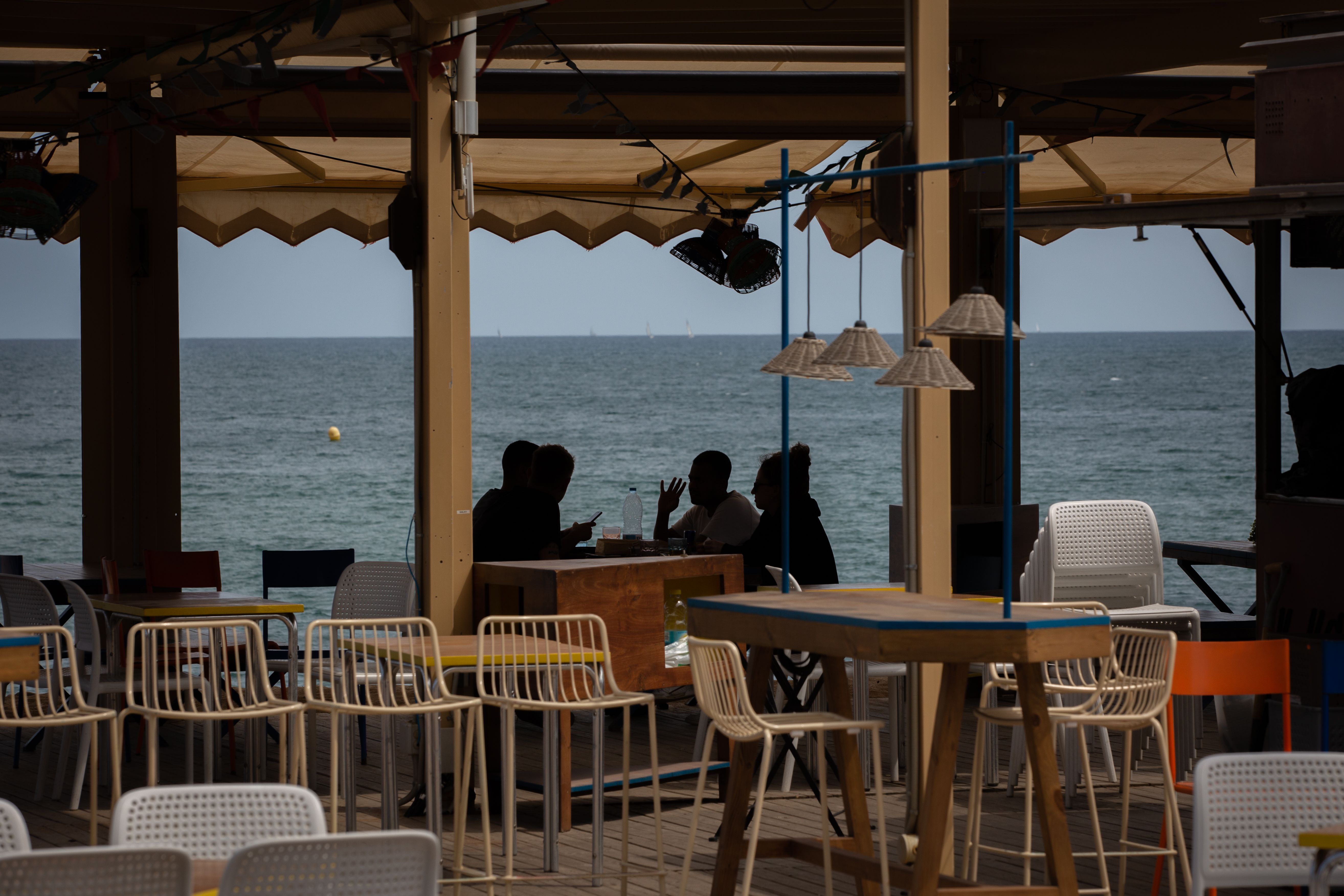 Persones en una terrassa prop de la platja a Barcelona | David Zorrakino | Europa Press Persones en una terrassa prop de la platja a Barcelona | David Zorrakino | Europa Press