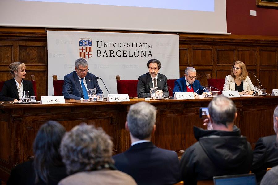 De izquierda a derecha, Ana María Gil, Ramon Alemany (Decano de la Facultad de Economía de la UB), Joan Guardia (rector de la UB) y Jaume Gil Aluja en la presentación de la Cátedra Universitat de Barcelona-Mutua Madrileña | UB De izquierda a derecha, Ana María Gil, Ramon Alemany (Decano de la Facultad de Economía de la UB), Joan Guardia (rector de la UB) y Jaume Gil Aluja en la presentación de la Cátedra Universitat de Barcelona-Mutua Madrileña | UB