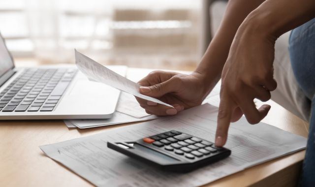 Una persona amb una calculadora | iStock Una persona amb una calculadora | iStock