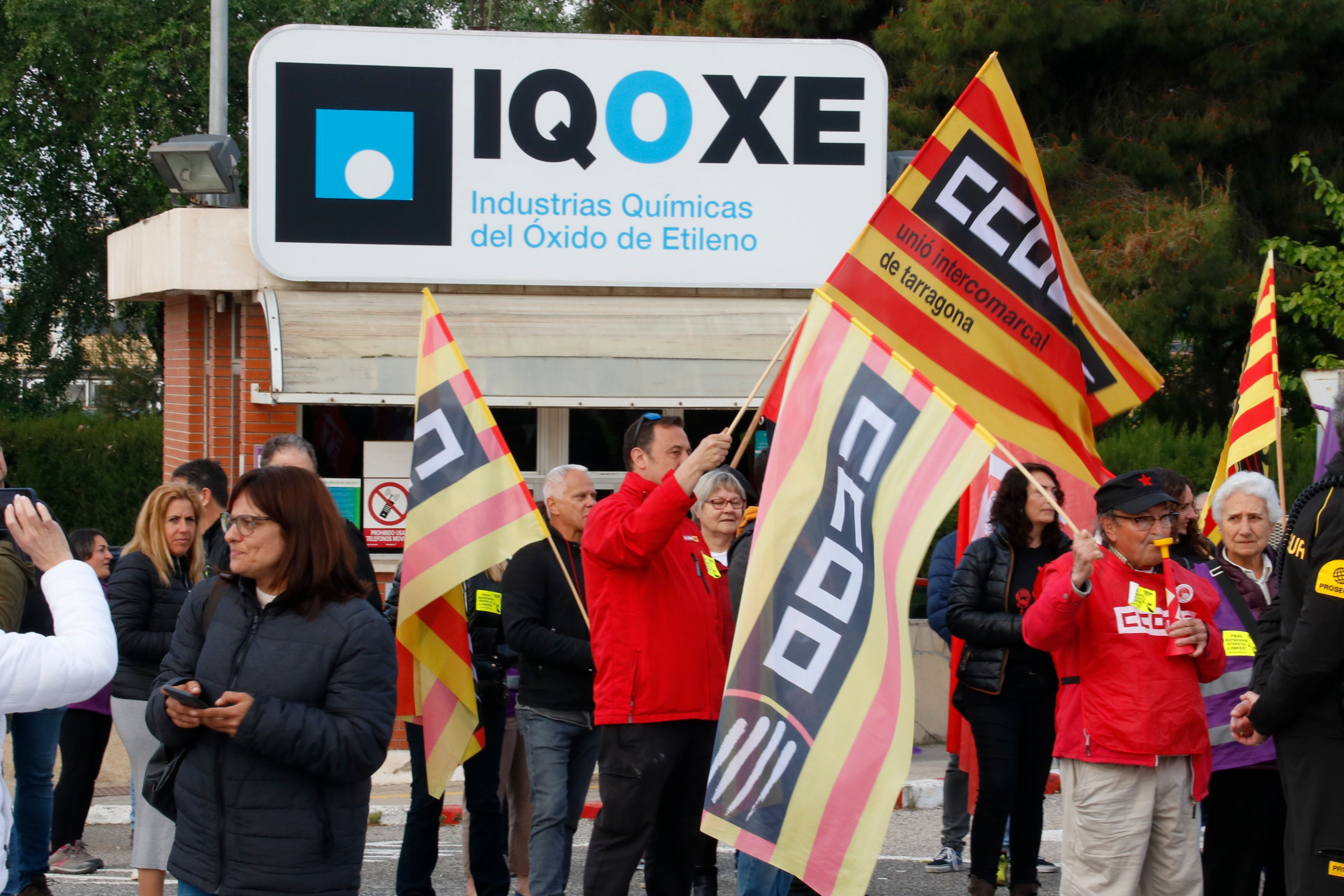 Trabajadores a las puertas de IQOXE en la primera jornada de huelga | ACN