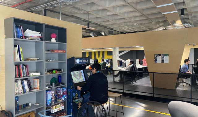 Joven jugando en una máquina recreativa del 42 Barcelona