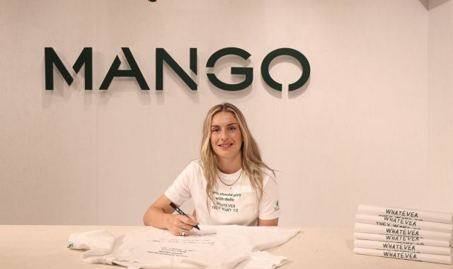 Alexia Putellas firma samarretes de Mango pel 8 de març | EP