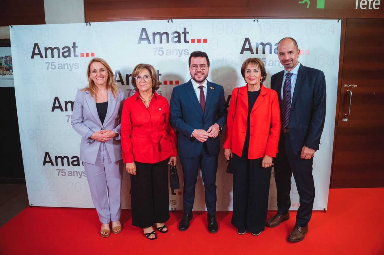La familia Amat, junto con la consejera de Economía y Hacienda, Natàlia Mas, y el presidente de la Generalitat Pere Aragonès | Cedida La familia Amat, junto con la consejera de Economía y Hacienda, Natàlia Mas, y el presidente de la Generalitat Pere Aragonès | Cedida