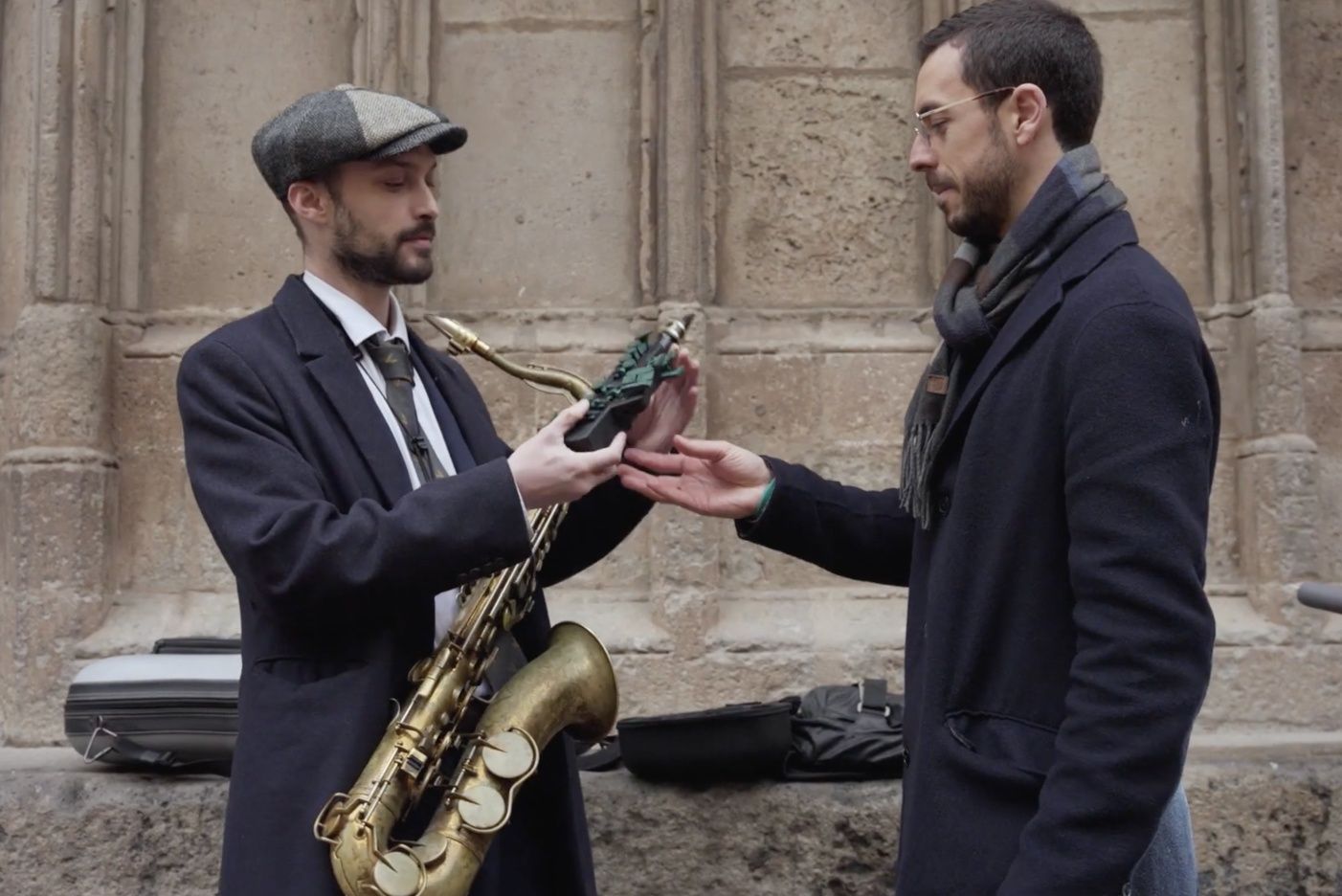 Un saxofonista sostenint un saxo convencional i el Travel Sax, al costat de Ramon Mañas, CEO d'Odisei Music | Odisei Music
