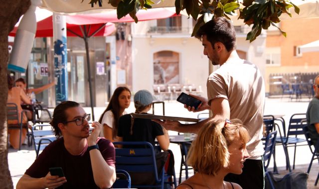 Un camarero en la terraza de un bar de Gracia | ACN Un camarero en la terraza de un bar de Gracia | ACN