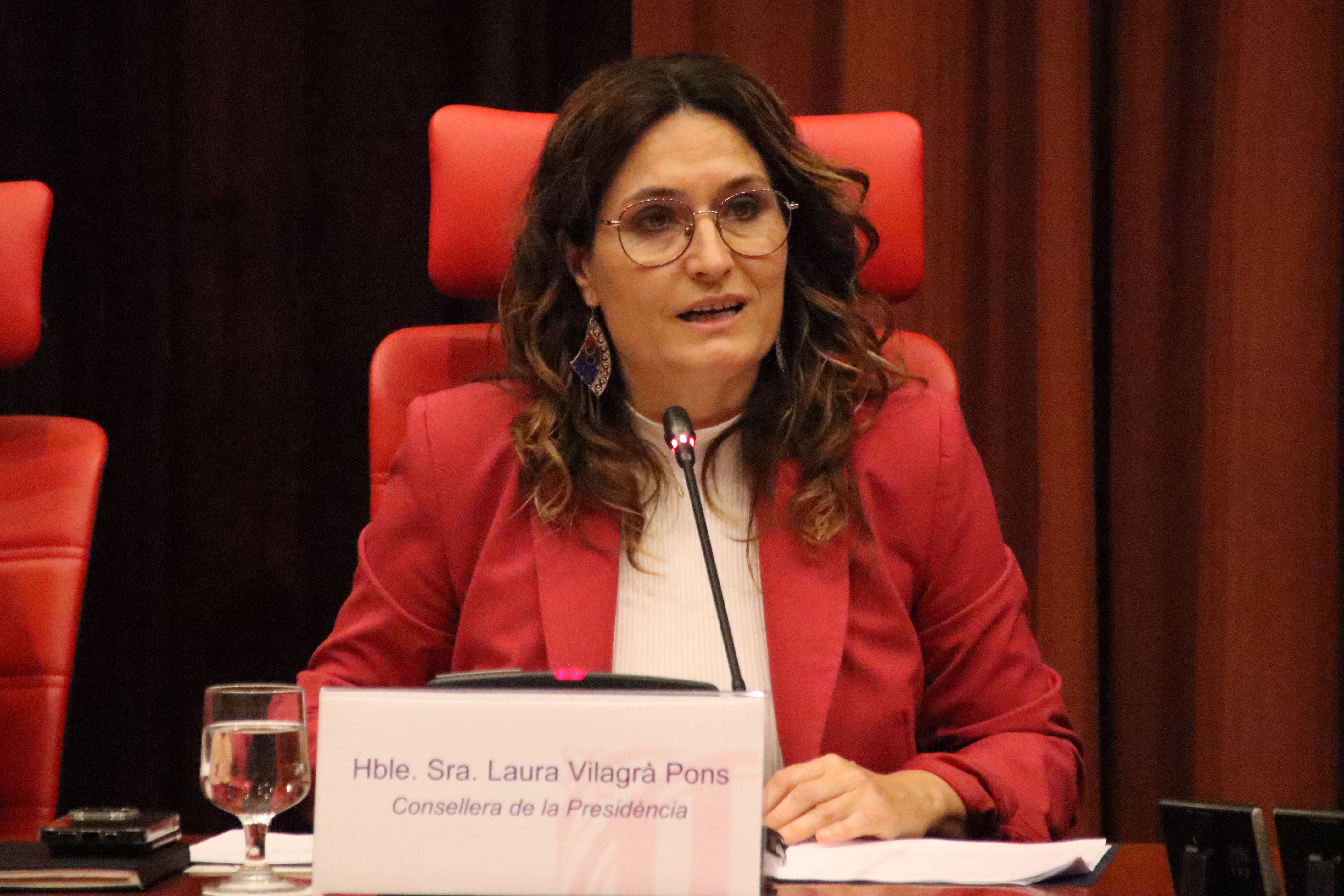 La consejera de la Presidencia, Laura Vilagrà, en una comparecencia en el Parlament anunciando que el Govern reclamará una indemnización a Cegos | ACN La consejera de la Presidencia, Laura Vilagrà, en una comparecencia en el Parlament anunciando que el Govern reclamará una indemnización a Cegos | ACN