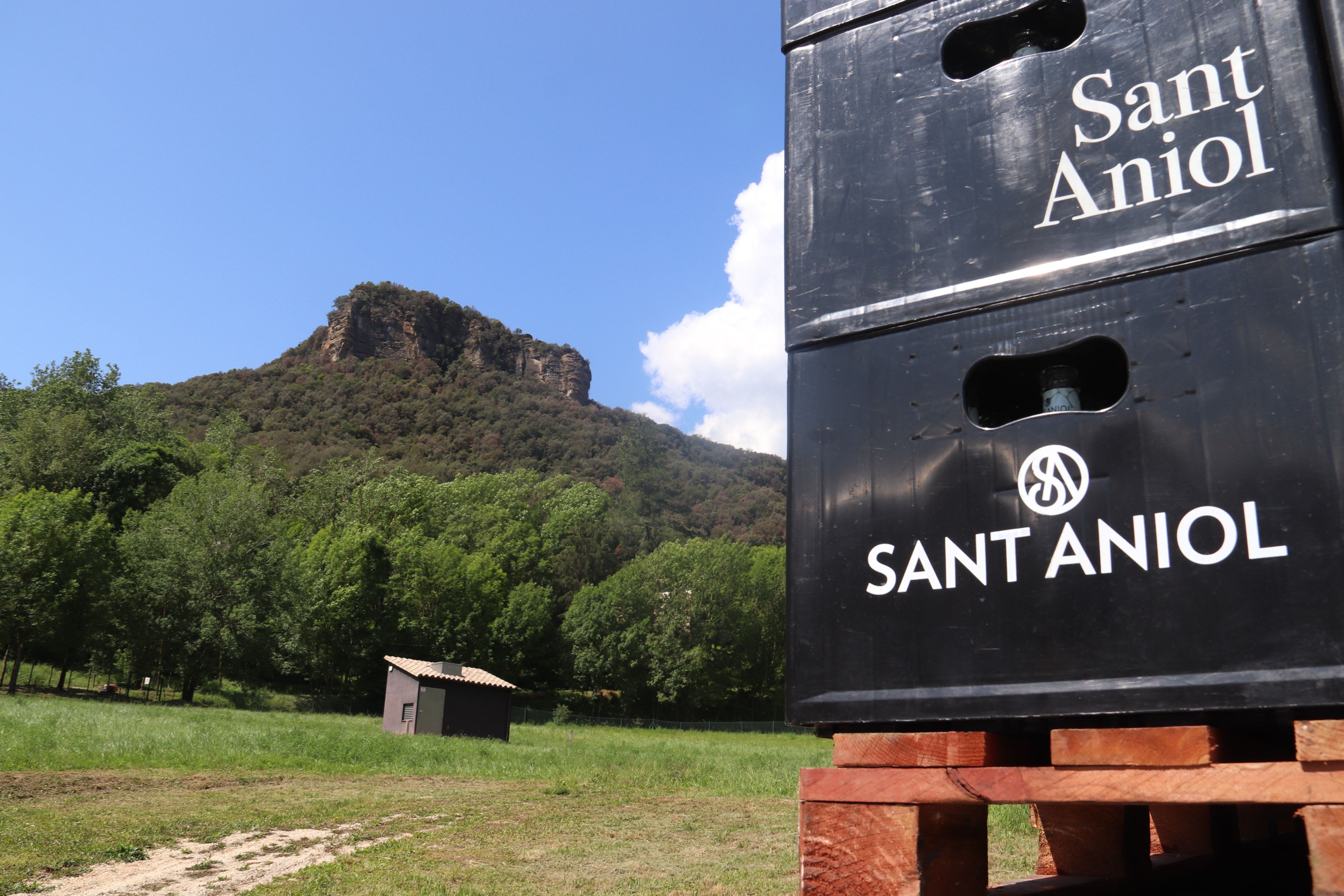 Imagen de dos cajas de Sant Aniol | ACN - Aleix Freixas Imagen de dos cajas de Sant Aniol | ACN - Aleix Freixas