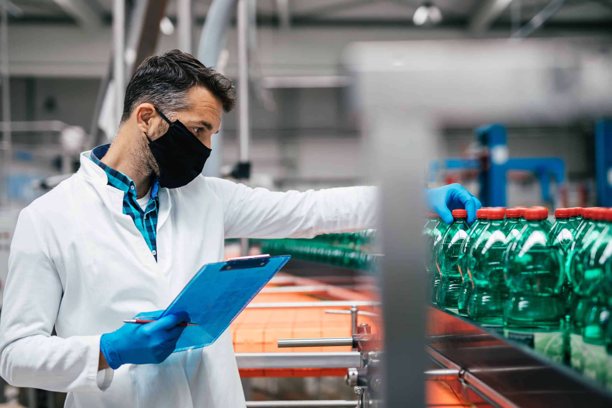 Imatge d'un treballador de Laboratoris Miret | Lamirsa Imatge d'un treballador de Laboratoris Miret | Lamirsa