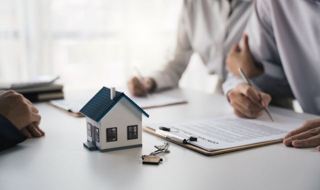 Momento de la firma de una hipoteca | iStock Momento de la firma de una hipoteca | iStock