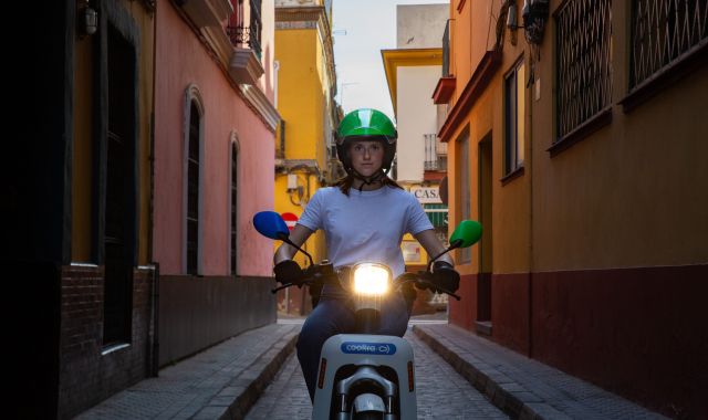 Una dona conduint una de les motos de Cooltra | Cedida