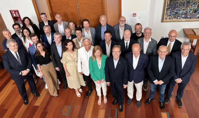 L'empresari Josep Santacreu, a la presentación de la candidatura Va de aEmpresa la Cámara de comercio, acompañado de miembros de su lista | ACN