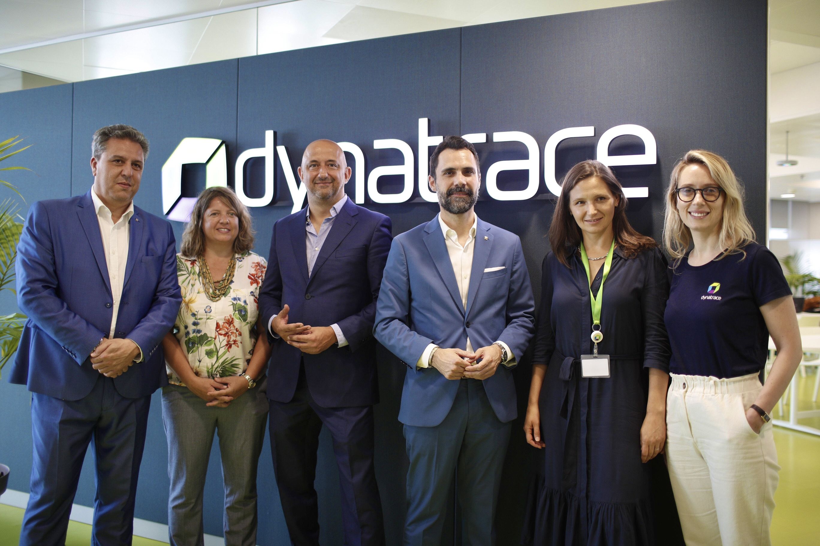 El consejero de Empresa y Trabajo, Roger Torrent, junto a los responsables de Dynatrace | Generalitat El consejero de Empresa y Trabajo, Roger Torrent, junto a los responsables de Dynatrace | Generalitat