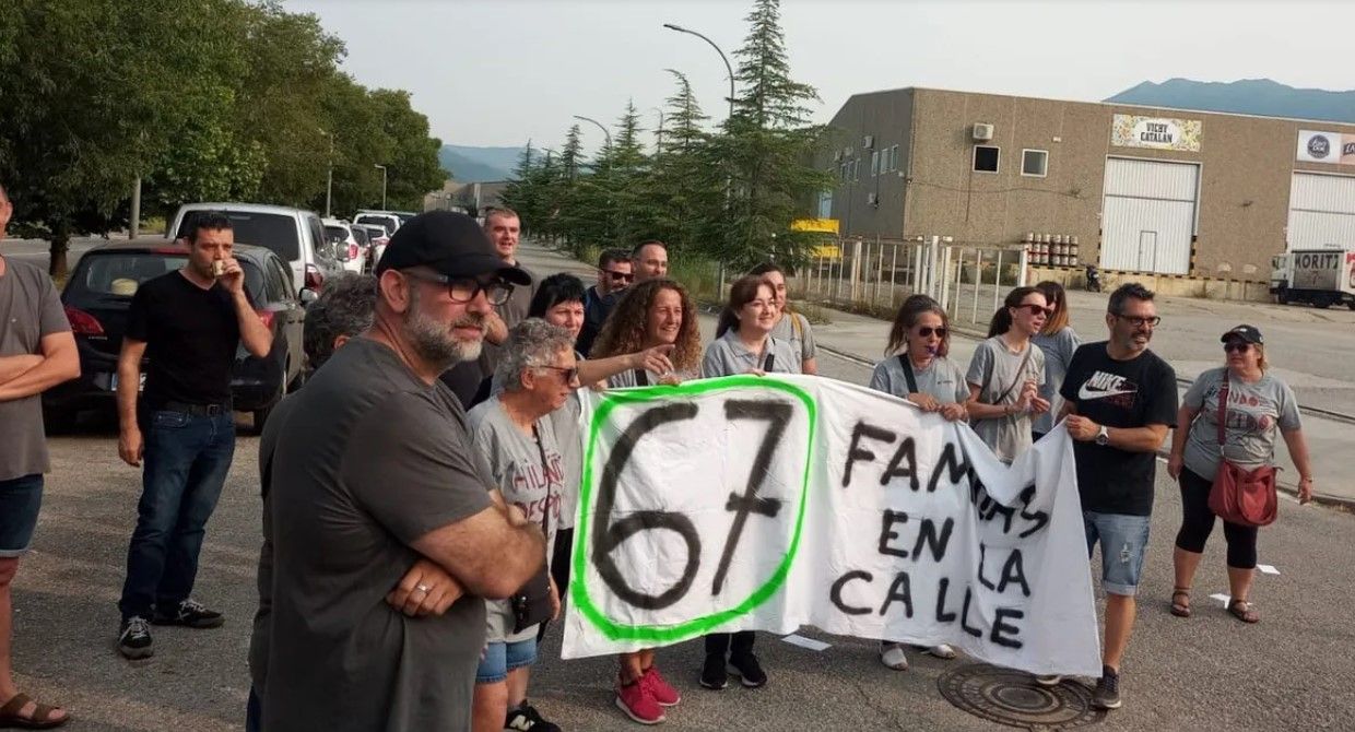 Los trabajadores de Gütermann frente a la planta | Cedida Los trabajadores de Gütermann frente a la planta | Cedida