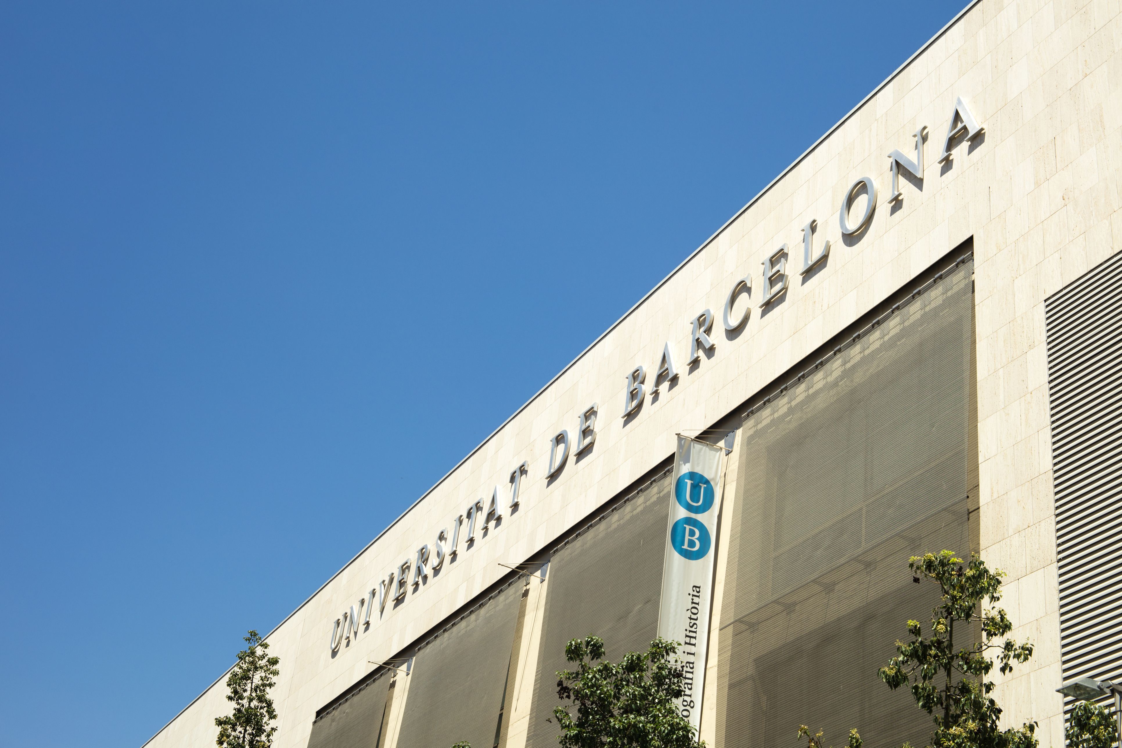 Exterior de un equipamiento de la Universitat de Barcelona | iStock