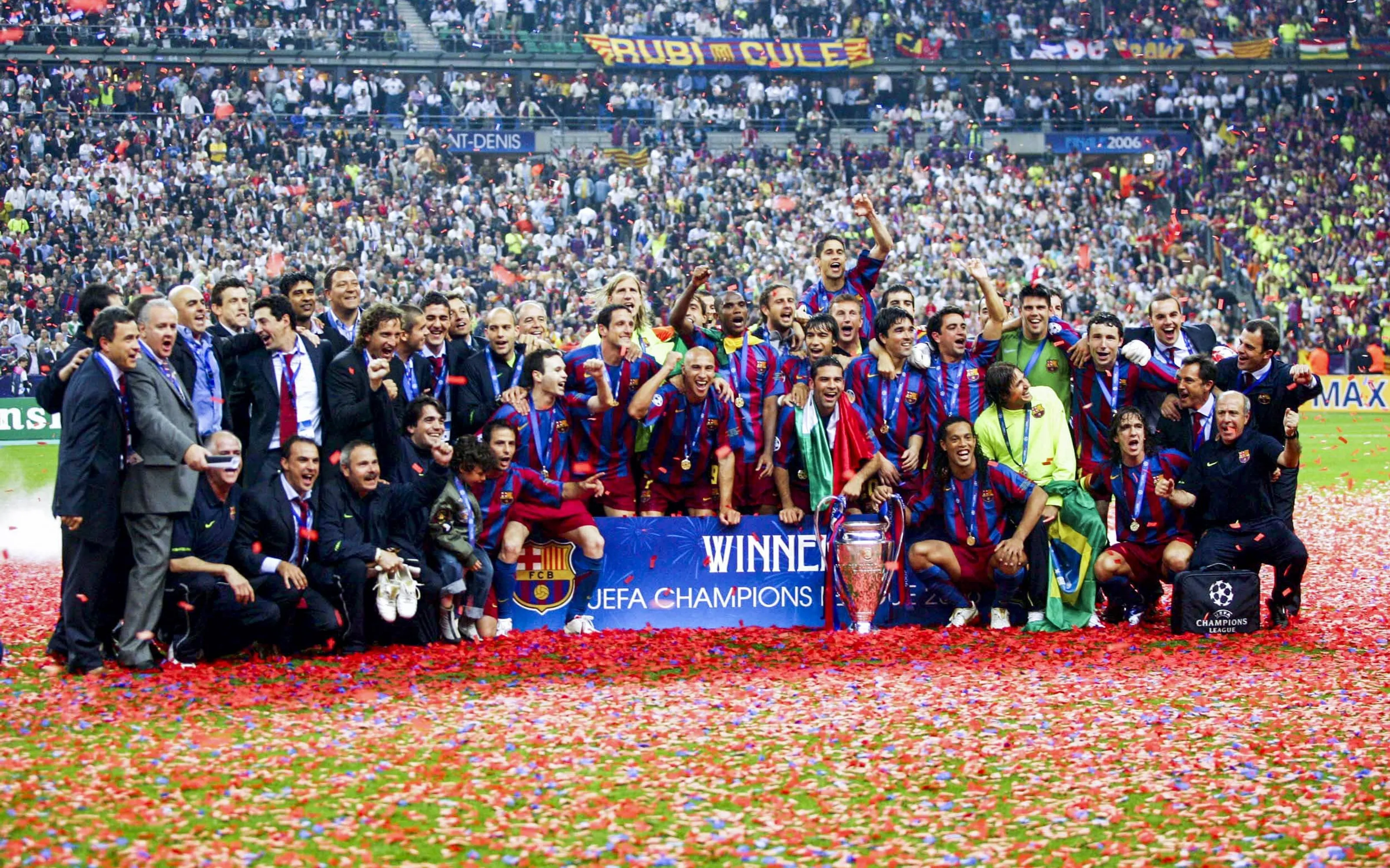  La plantilla azulgrana y el staff celebrando la victoria de la Champions (2006) | Barça