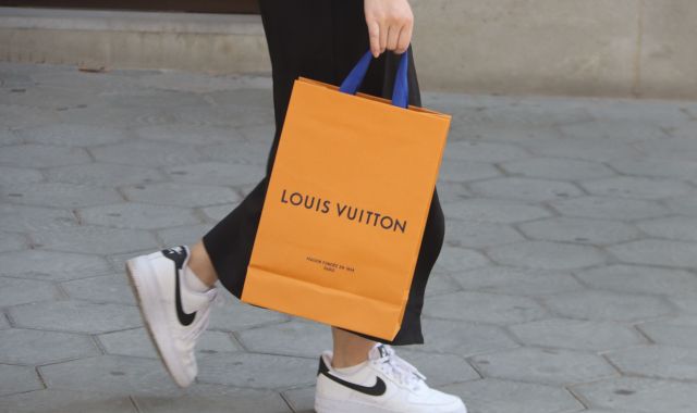 Una bossa d'una marca de luxe als carrers de Barcelona | ACN - Miquel Vera Una bossa d'una marca de luxe als carrers de Barcelona | ACN - Miquel Vera