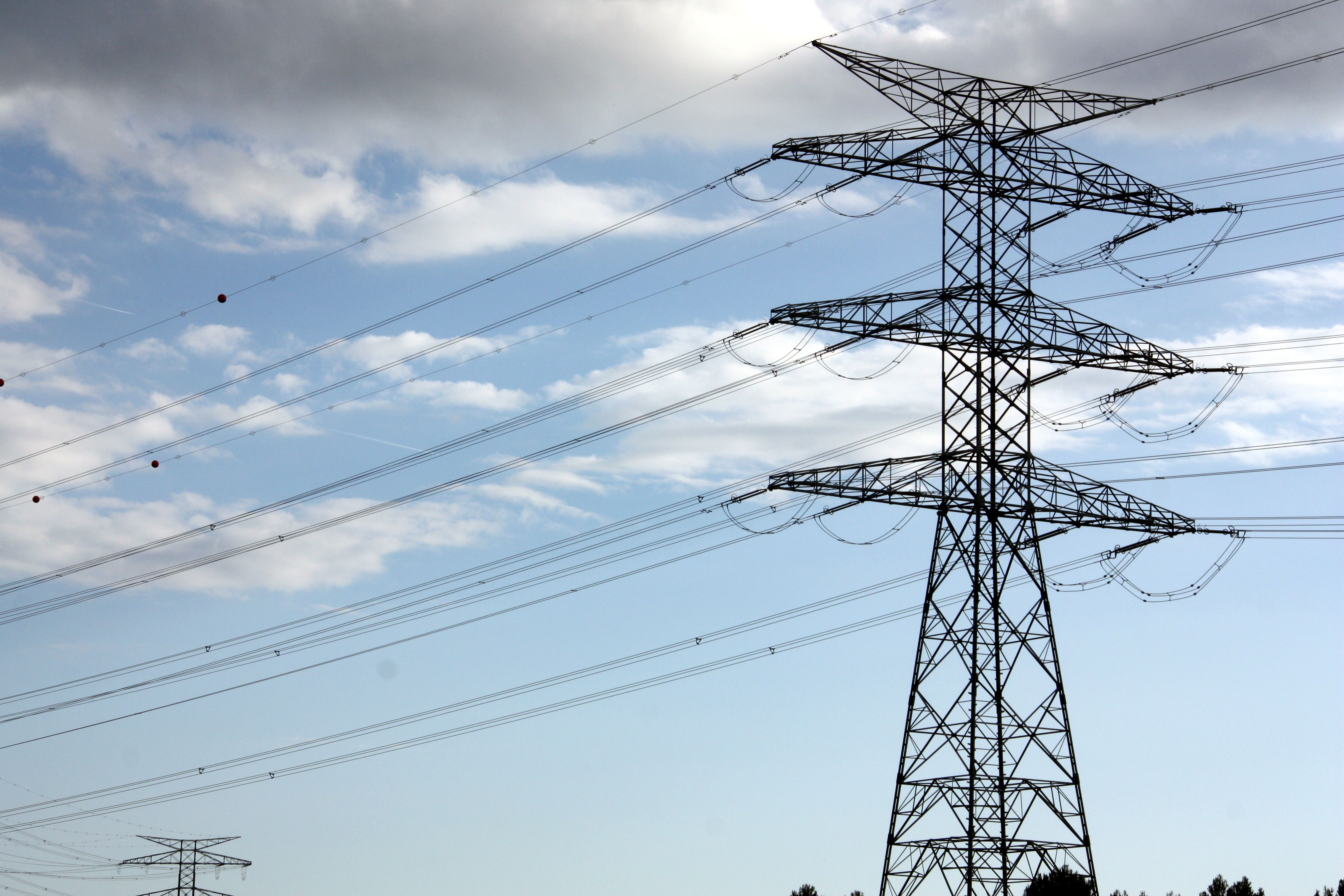 Una torre del tramo aéreo de la MAT en Garrigàs | ACN Una torre del tramo aéreo de la MAT en Garrigàs | ACN