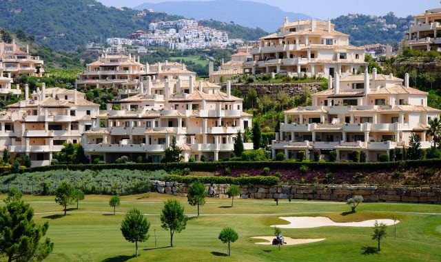 Campo de golf y apartamentos en Benahavís (Màlaga) | iStock