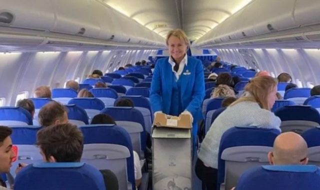 La directora executiva de KLM, Marjan Rintel, camuflada en un viatge d'avió | Twitter