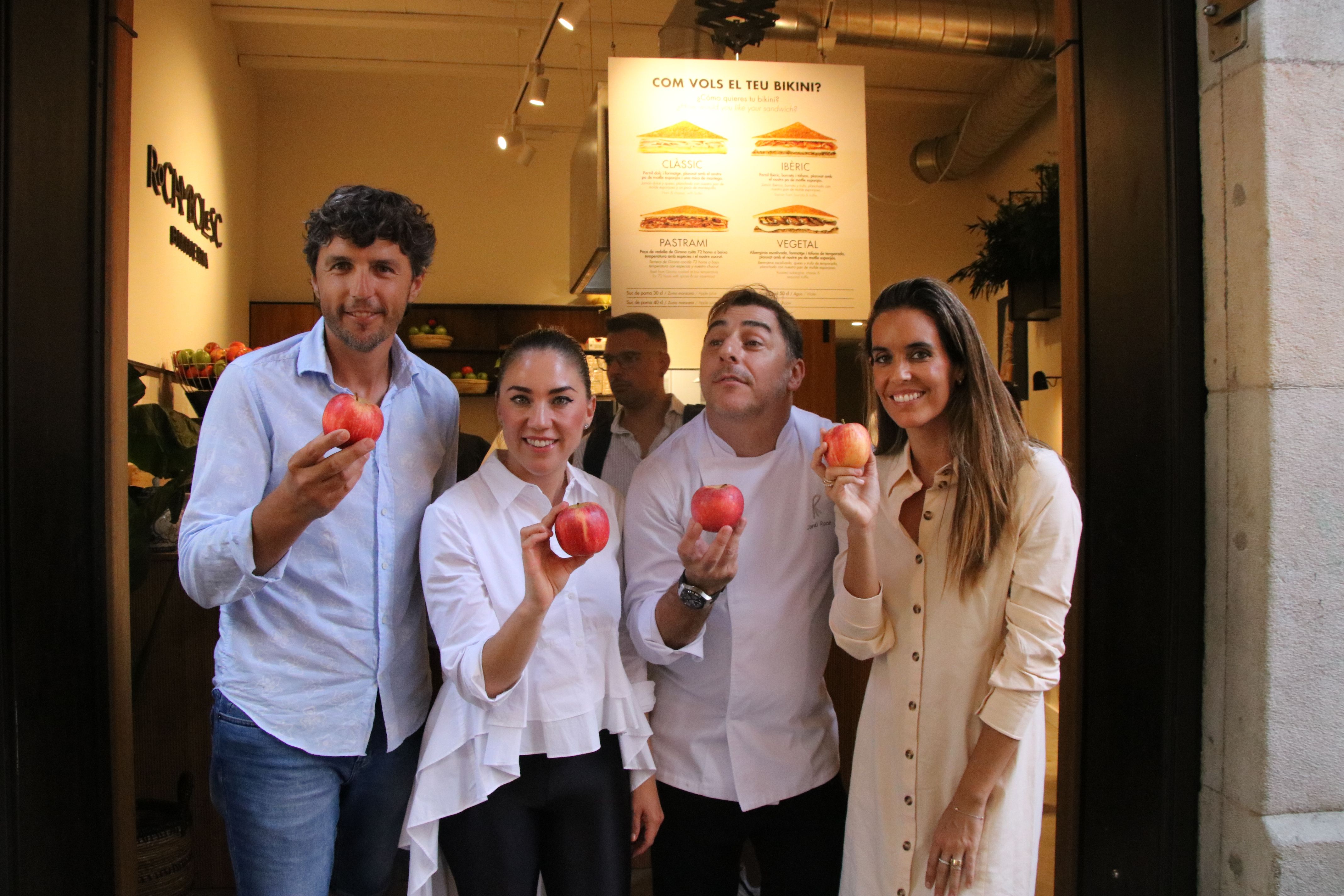 Els impulsors de la Bikineria, Jordi Roca i Alejandra Rivas, amb el representant de poma de Girona i Ona Carbonell | ACN Els impulsors de la Bikineria, Jordi Roca i Alejandra Rivas, amb el representant de poma de Girona i Ona Carbonell | ACN