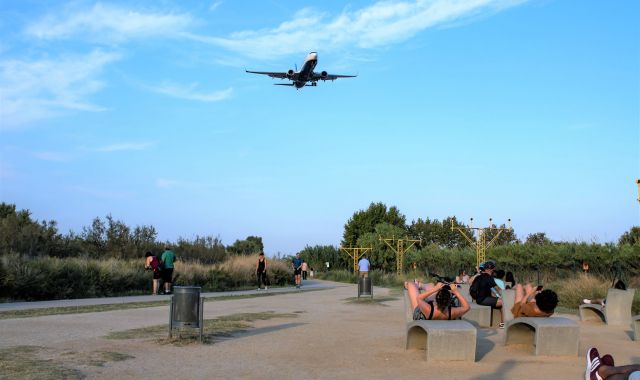 Un avió a les proximitats de l'aeroport del <apertium-notrans>Prado</apertium-notrans> | iStock