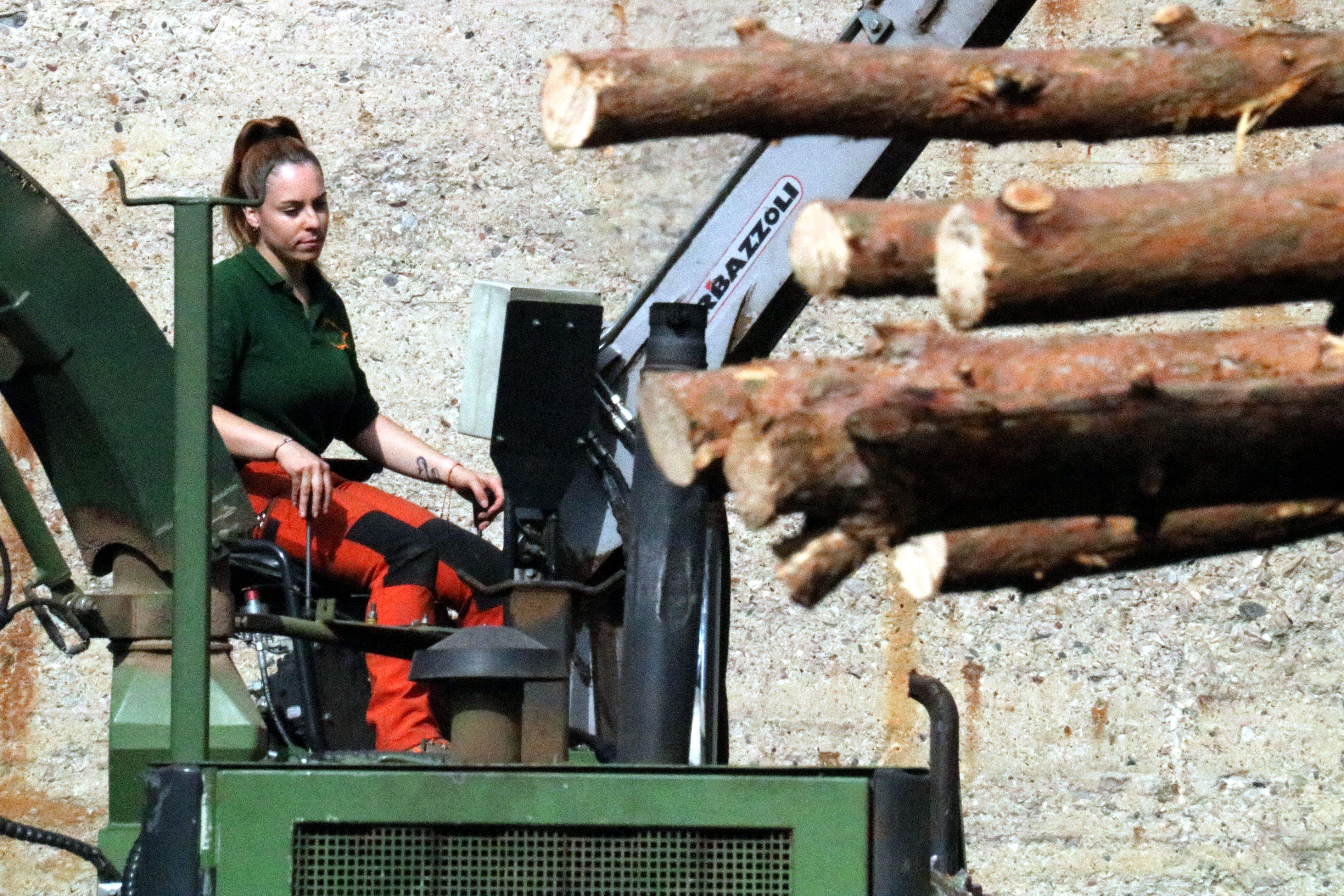Imagen de una trabajadora forestal | ACN - Nia Escolà  Imagen de una trabajadora forestal | ACN - Nia Escolà