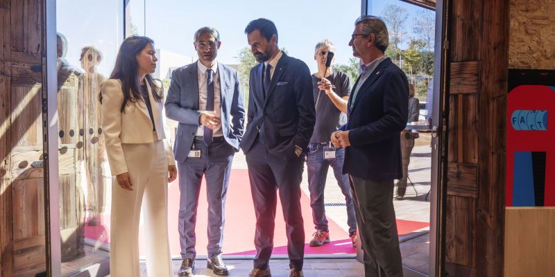 Inés Bermejo, directora general d'HP Iberia, Ramon Pastor, director general del Centre Internacional d'HP de Sant Cugat, el conseller Roger Torrent i l'alcalde de Sant Cugat, Josep Maria Vallès, d'esquerra a dreta. FOTO: Cedida