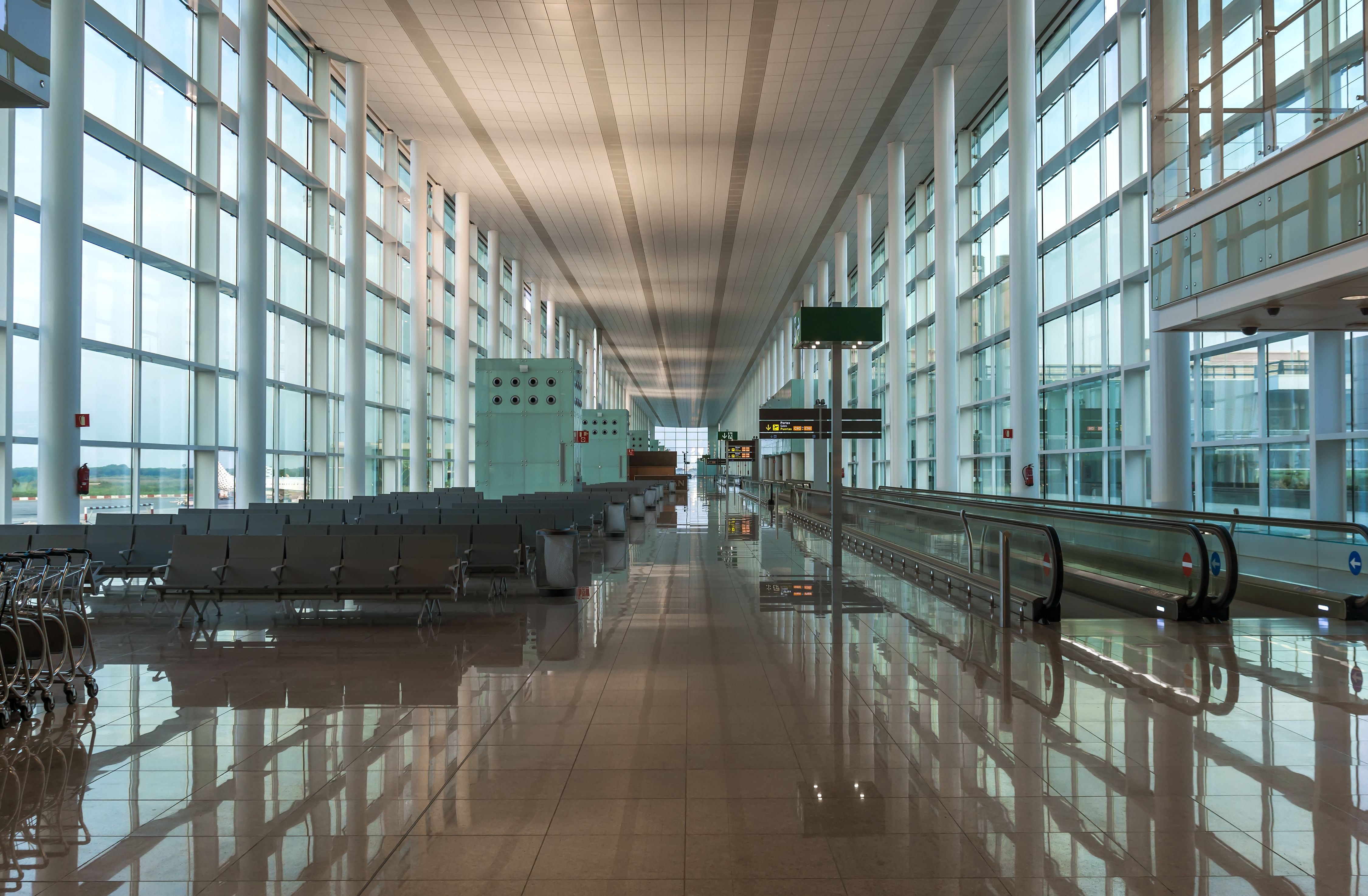 Interior del aeropuerto del Prat | iStock