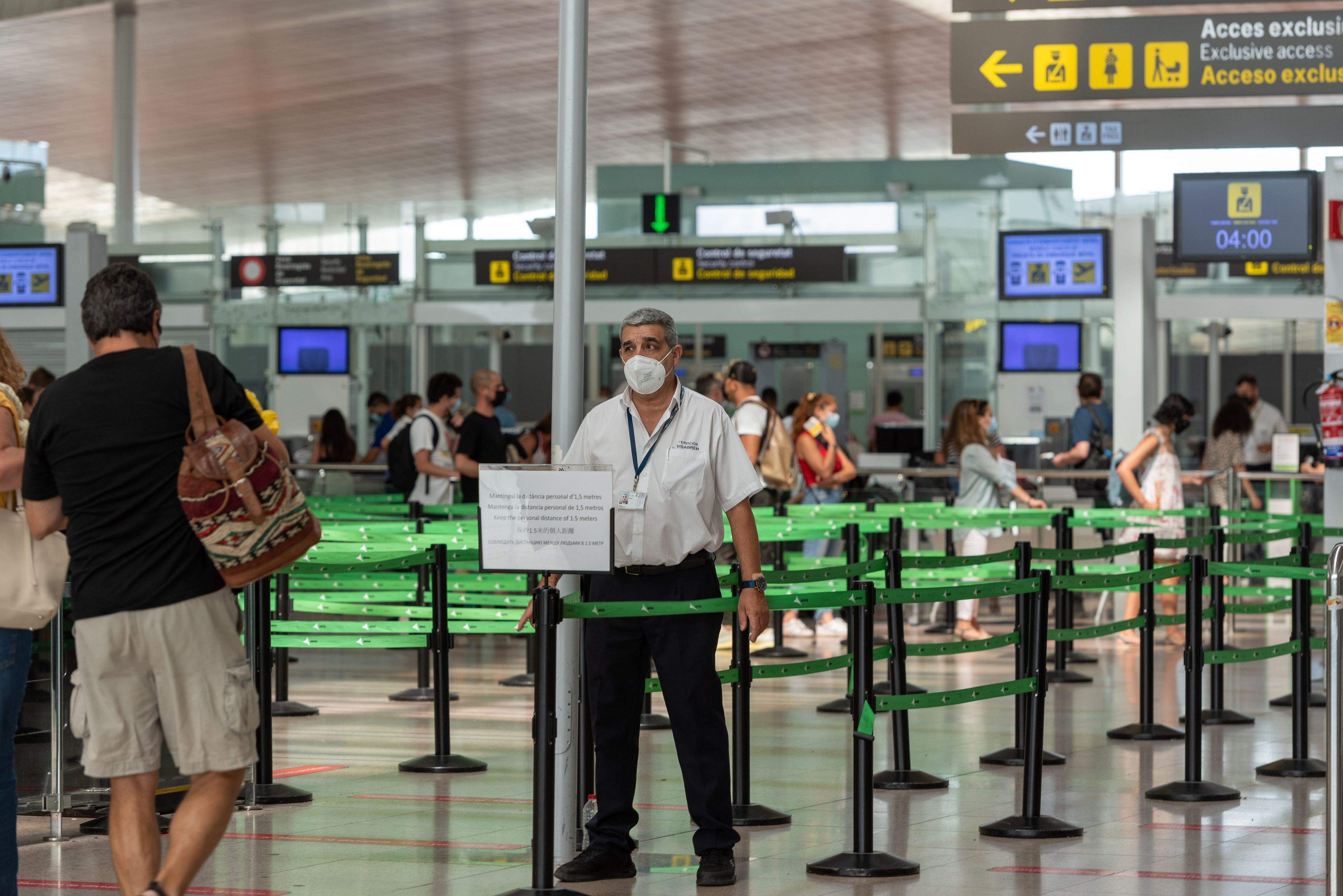 Imatge d'un control de seguretat de l'aeroport del Prat | iStock