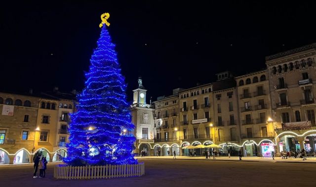 Arbre de Nadal a la plaça Major de Vic | EP