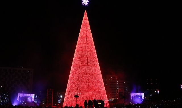 El mediàtic arbre de Nadal de Badalona | ACN