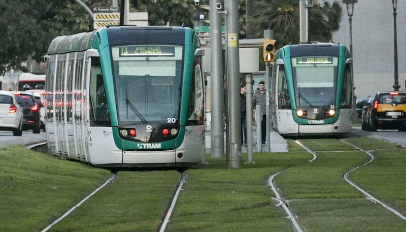 Dos convoyes del Trambaix en Barcelona | ACN Dos convoyes del Trambaix en Barcelona | ACN